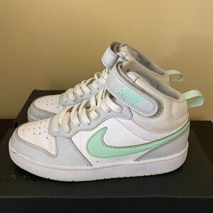 Nike Unisex-Child Sports Three Quarter High
Shoes 5.5 Big kid